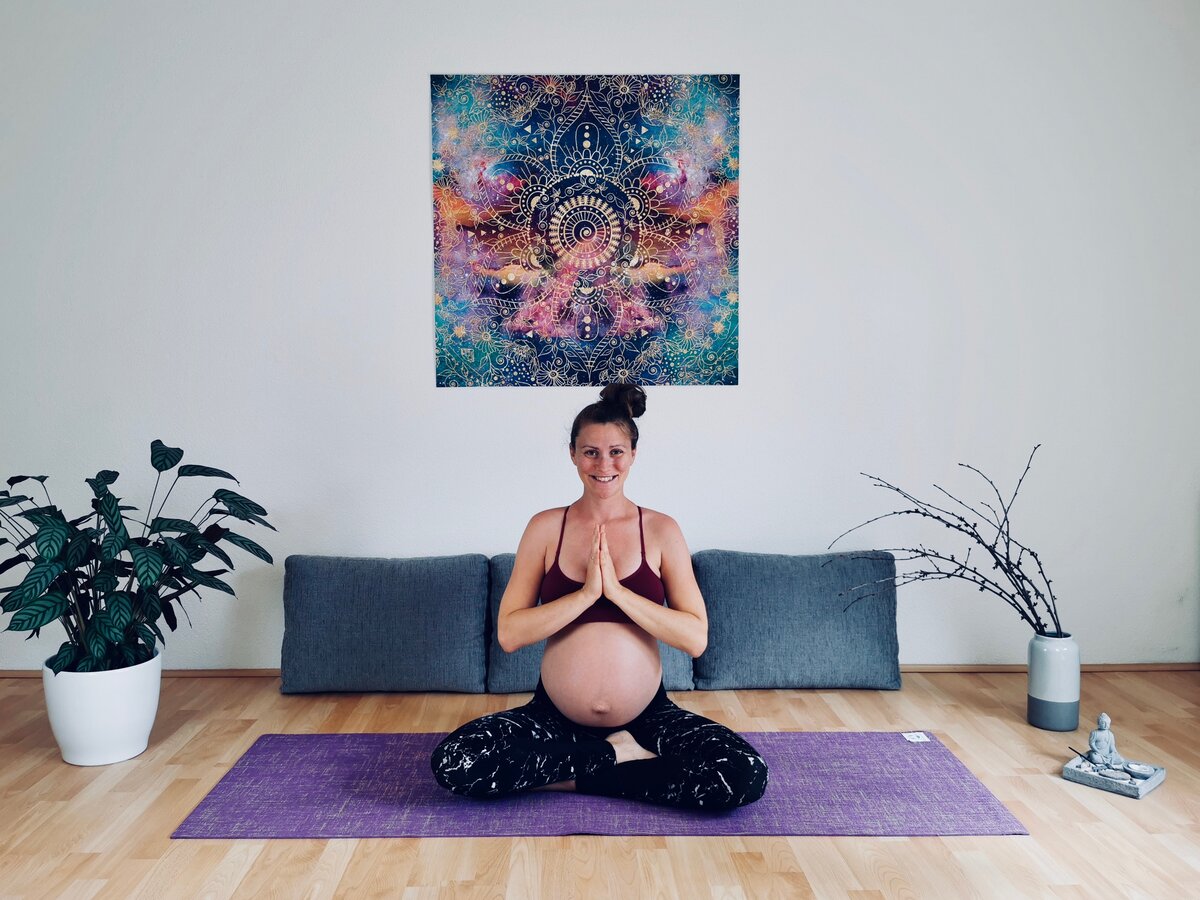 Schwangerschaftsyoga Online Yogalehrerin Hanna Weber